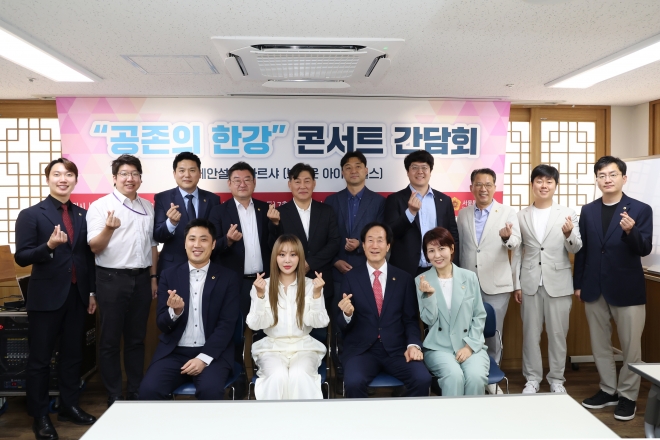 ‘공존의 한강’ 콘선트 간담회에서 참석자들이 단체 기념촬영을 하고 있다.