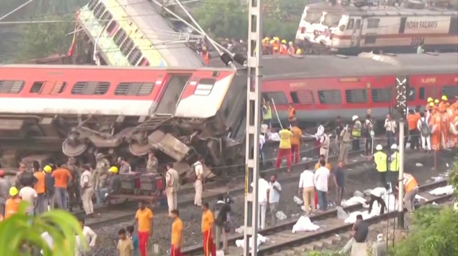 인도 북동부 오디샤주 주도 부바네스와르에서 약 200㎞ 떨어진 발라소르 인근에서 탈선한 열차가 마주오던 다른 여객열차와 충돌하는 사고가 발생했다.  2023.6.2 인도 ANI/로이터 연합뉴스
