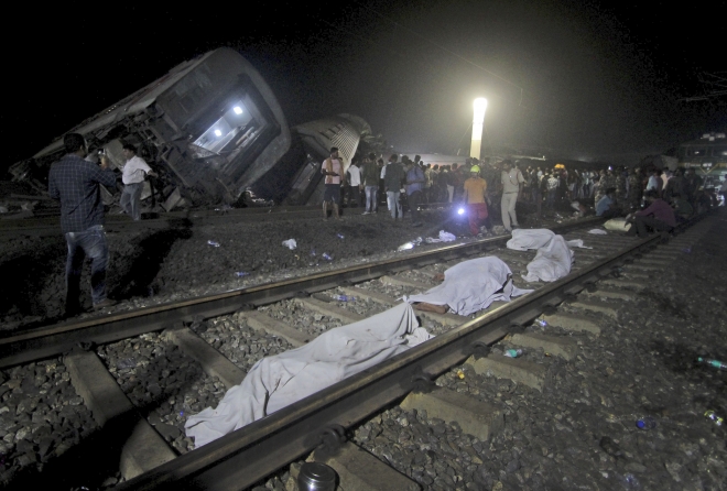 2일(현지시간) 인도 북동부 오디샤주 주도 부바네스와르에서 약 200㎞ 떨어진 발라소르 인근에서 탈선한 열차가 마주오던 다른 여객열차와 충돌하는 사고가 발생했다. 사고 현장에는 열차에서 수습된 시신들이 선로 위에 놓여 있다. 2023.6.2 AP 연합뉴스