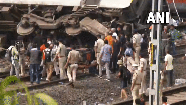 2일(현지시간) 인도 북동부 오디샤주 주도 부바네스와르에서 약 200㎞ 떨어진 발라소르 인근에서 탈선한 열차가 마주오던 다른 여객열차와 충돌하는 사고가 발생했다. 영상은 다음 날인 3일 현장 모습. 2023.6.3 인도 ANI