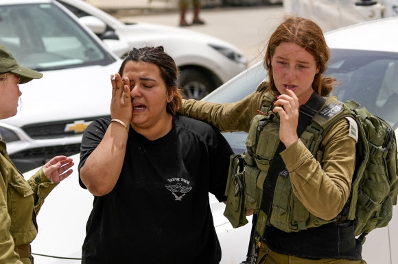 이스라엘 여자 병사들이 3일(현지시간) 남부 이집트와의 국경 일대에서 벌어진 총격전 와중에 동료가 희생됐다는 소식을 듣고 슬픔을 주체하지 못하고 있다. 이스라엘 남부 AP 연합뉴스