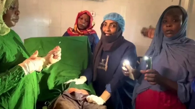 수단의 산부인과 의사 호와이다 아흐메드 알하산(오른쪽 두 번째)은 자신과 의료진이 어떤 여건에서 일하는지 보여주기 위해 제왕절개 수술 장면을 동영상으로 촬영하게 됐다고 말한다. 영국 BBC 홈페이지 캡처