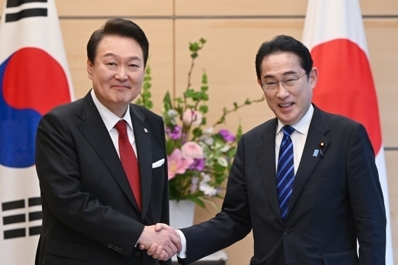 1박2일 일정으로 일본을 방문한 윤석열 대통령이 16일 오후 일본 도쿄 총리 관저에서 기시다 후미오 일본 총리와 한일 정상 소인수회담에 앞서 기념 촬영을 하며 악수하고 있다. 2023.3.16  연합뉴스