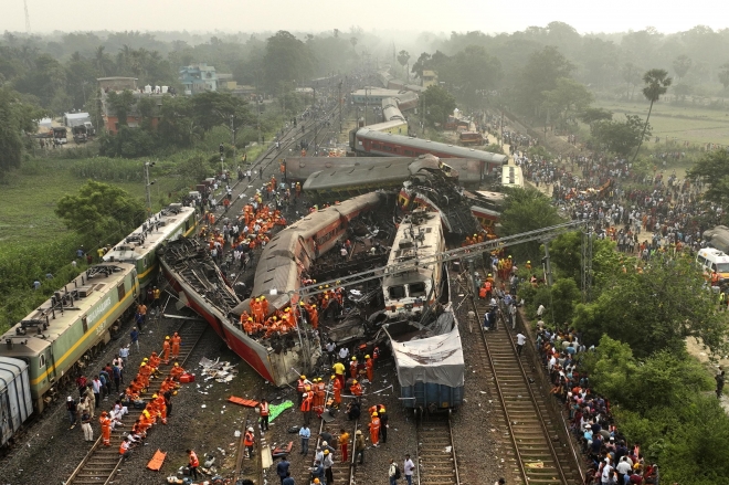 21세기 최악 열차 참변… 인도 최소 275명 숨져
