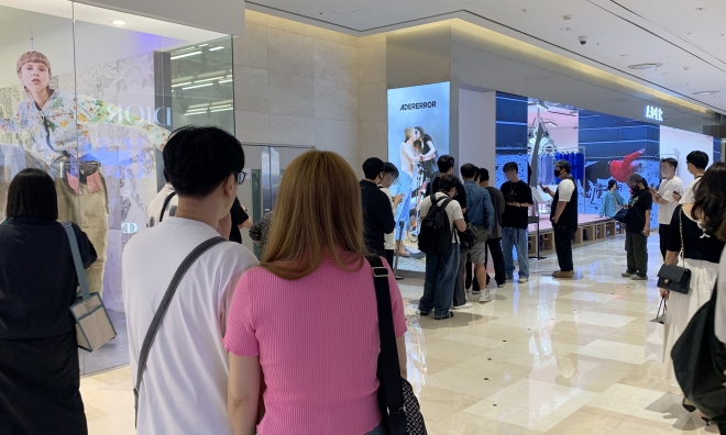 지난 2일 서울 잠실 롯데월드몰에 문을 연 ‘아더에러’ 매장에 들어가기 위해 소비자들이 줄을 서 있다. 롯데백화점 제공