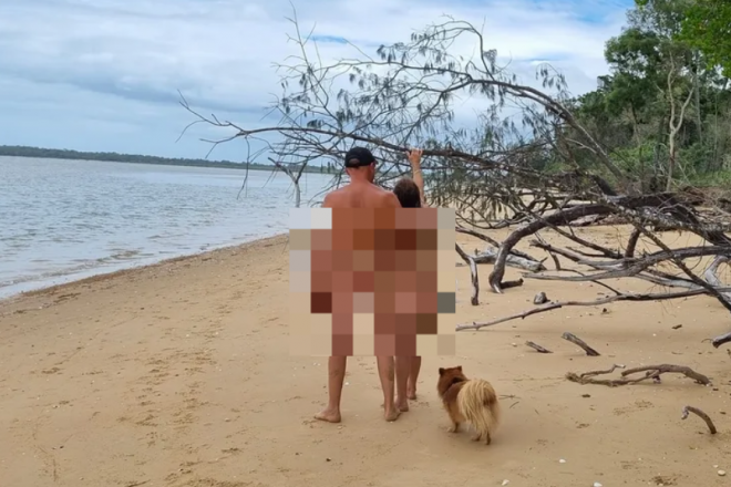 호주 북동부 퀸즐랜드주(州)의 한 해변에서 나체로 휴식을 즐기는 커플의 모습. 사진은 기사 내용과 무관함(사진 일부 모자이크 처리함). 퀸즐랜드자연주의자협회 홈페이지 캡처