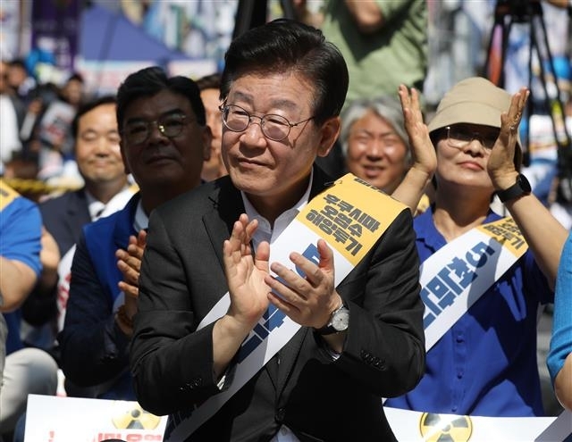 이재명 더불어민주당 대표가 3일 오후 부산 서면 쥬디스태화 앞에서 열린 후쿠시마 원전 오염수 방류 반대 영남권 규탄대회에 참석해 손뼉을 치고 있다. 2023.6.3 뉴스1