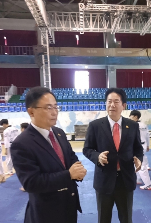 국기원 노후시설을 방문하여 점검 중인 김형재 시의원(왼쪽),이동섭 국기원장(오른쪽)