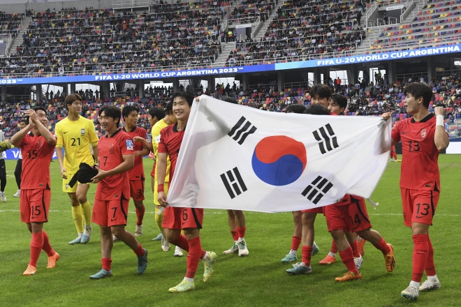 20세 이하 한국 축구 대표팀 선수들이 5일(한국시간) U-20 월드컵 8강전에서 연장 끝에 나이지리아를 1-0으로 꺾고 4강에 진출한 뒤 태극기를 들고 세리머니를 하고 있다. AP 연합뉴스