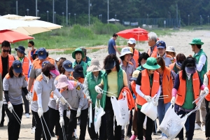 아일랜드 리솜, 환경의 날 맞아  ‘비치 플로깅’ 진행 [서울포토]