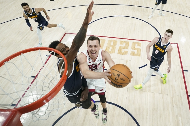 마이애미 히트의 포워드 던컨 로빈슨이 5일 NBA 파이널 2차전에서 덴버 너기츠의 포워드 제프 그린의 견제를 받으며 레이업을 시도하고 있다. AP 연합뉴스