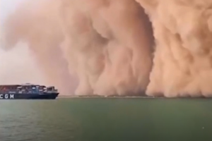 푸른 바다 덮친 거대 모래폭풍…“실내에 머물라”(영상)