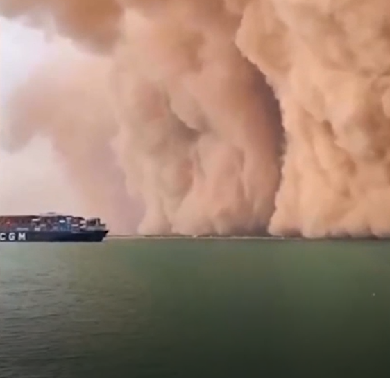 유럽과 러시아를 잇는 최단 무역항로 수에즈 운하가 모래 폭풍으로 뒤덮였다. 트위터