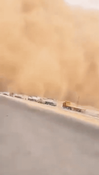 도로 한복판에도 모래 폭풍이 들이닥쳤다. 트위터