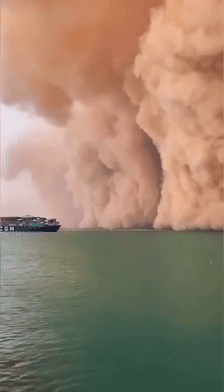 유럽과 아시아를 잇는 최단 무역항로 수에즈 운하에서 촬영된 영상. 붉은색 모래가 푸른 바다를 뒤덮었다. 트위터