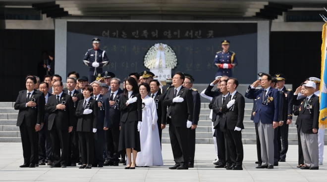 현충탑 참배하는 윤석열 대통령