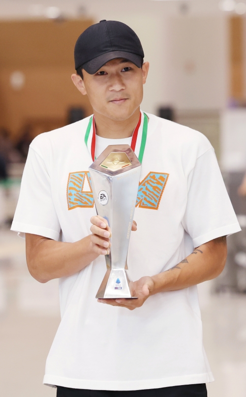 이탈리아 프로축구 세리에A 최우수 수비수 상을 거머쥔 김민재가 6일 영종도 인천국제공항을 통해 귀국하고 있다.