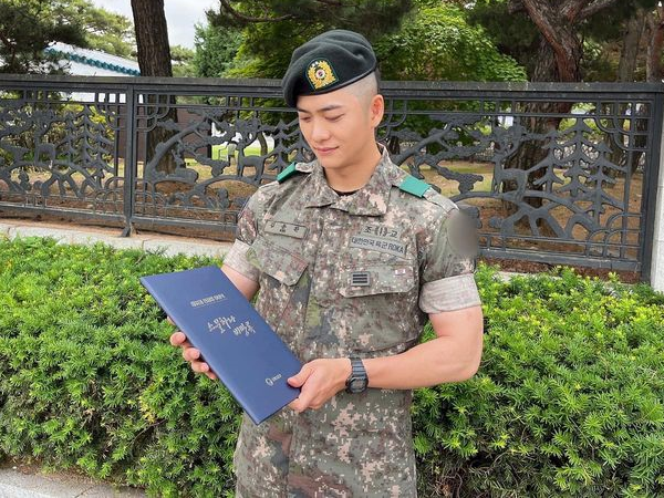 6일 제68회 현충일 추념식에 참석한 강태오. 맨오브크리에이션 인스타그램 캡처