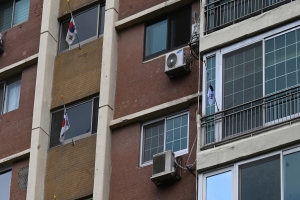 현충일, 태극기 게양된 아파트 [서울포토]