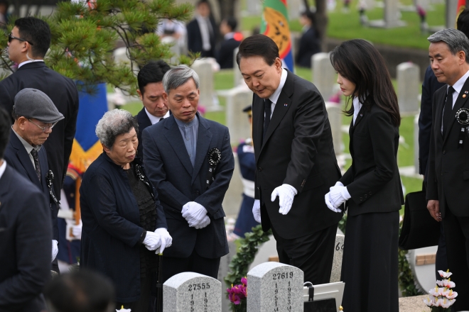 ‘호국의 형제’ 안장식 참석한 윤석열 대통령 부부