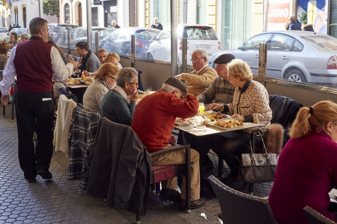 스페인의 한 식당에서 음식을 즐기는 사람들.