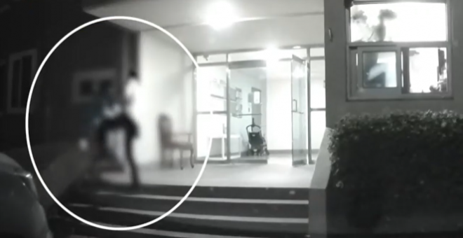 5일 자정쯤 경기 군포시 한 아파트 입구에서 40대 남성이 입주민인 20대 여성을 주먹과 발로 약 10초간 때렸다. MBC 보도화면 캡처