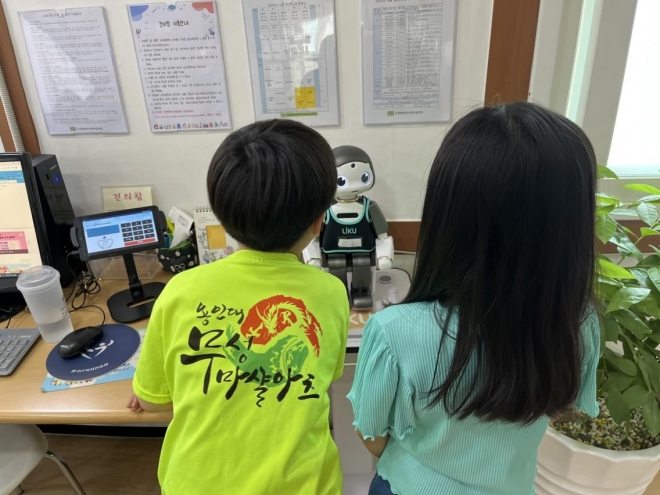 금천구 지역아동센터에서 어린이들이 지능형 스마트 로봇과 대화하고 있다. 금천구 제공