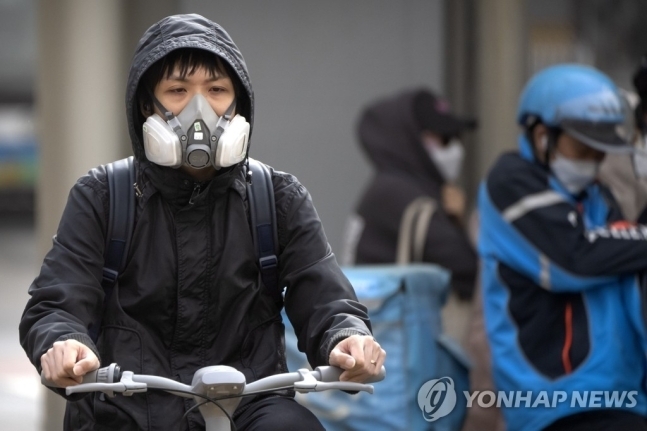 지난 4월 11일 중국 베이징에서 한 시민이 방진마스크를 착용한 채 자전거를 타고 있다. 2023.04.11 AP연합뉴스