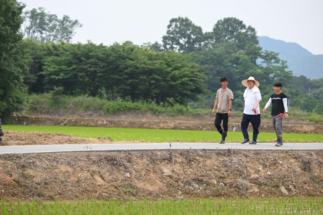 7일 윤석열 대통령이 충남 부여군 임천면 ‘꿈에영농조합법인’ 모내기 현장을 방문하여 모내기를 위해 이동하고 있다. 2023.6.7 대통령실 제공