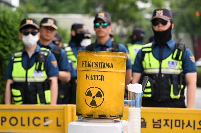 7일 오후 서울 종로구 일본대사관 앞에 녹색연합이 설치한 핵 오염수가 담긴 정수기를 상징하는 조형물이 놓여 있다. 2023.06.07. 도준석 기자