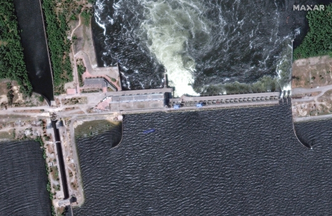 폭파된 카호우카댐을 6일(현지시간) 인공위성으로 촬영한 사진  로이터 연합뉴스