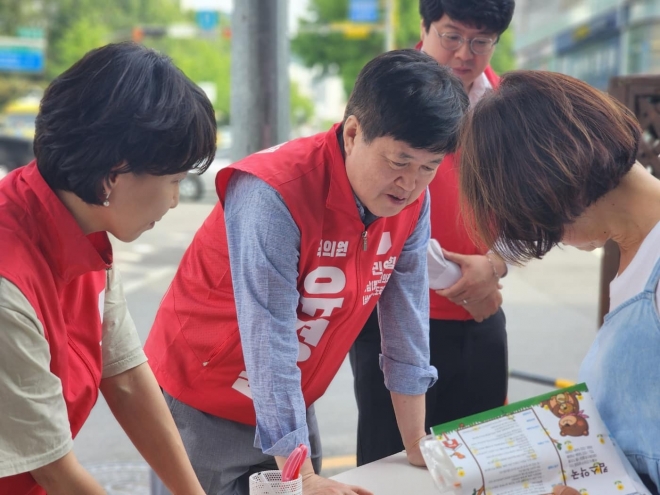 유경준 국민의힘 의원 유경준(왼쪽 두 번째) 국민의힘 의원이 5월 26일 서울 강남구 일대에서 ‘토지거래허가구역 해제 촉구’ 주민 서명을 받고 있다.