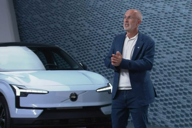 짐 로완 볼보자동차 최고경영자(CEO)가 7일(현지시간) 이탈리아 밀라노에서 열린 소형 전기 스포츠유틸리티차(SUV) ‘EX30’ 공개 행사에서 차량을 소개하고 있다.