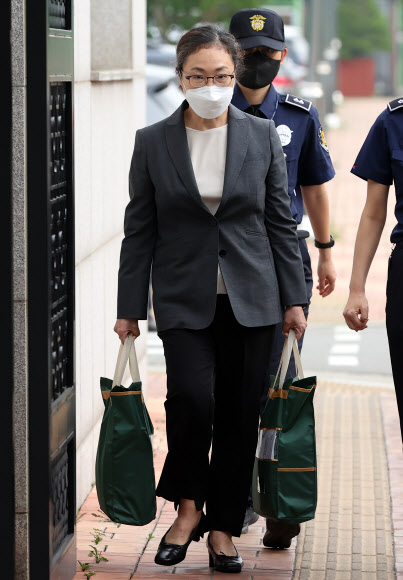 이태원 참사 부실 대응 혐의로 구속기소된 박희영 용산구청장이 법원의 보석 청구 인용에 따라 7일 오후 서울 구로구 남부구치소를 나서고 있다.  2023.6.7 연합뉴스