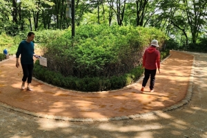성동 “맨발로 황톳길 걸어 보세요”
