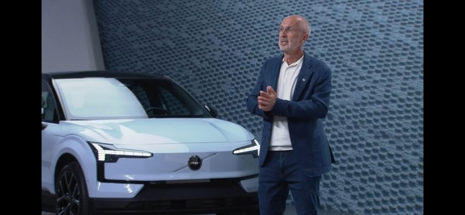 짐 로언 볼보자동차 최고경영자(CEO)가 7일(현지시간) 이탈리아 밀라노에서 열린 소형 전기 스포츠유틸리티차(SUV) ‘EX30’ 공개 행사에서 차량을 소개하고 있다. 볼보 제공