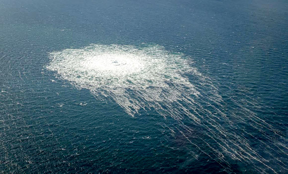 북유럽 발트해의 노르트스트림 2 해저 가스관에서 가스가 유출되는 모습을 덴마크의 보른홀름섬에서 발진한 F-16 전투기가 촬영한 사진. [덴마크 방위사령부 제공] 2022.09.28