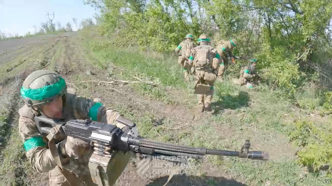 6일(현지시간) 우크라이나 동부 바흐무트 최전방에서 우크라이나 제3돌격여단 병사들이 이동하고 있다. 2023.6.7 로이터 연합뉴스