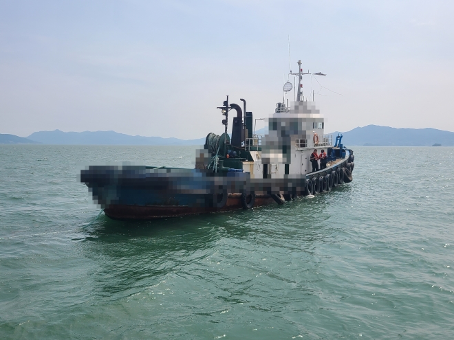 경남 사천해양경찰서 소속 경찰관이 음주운항 선박을 단속하고 있다. 사천해양경찰서 제공