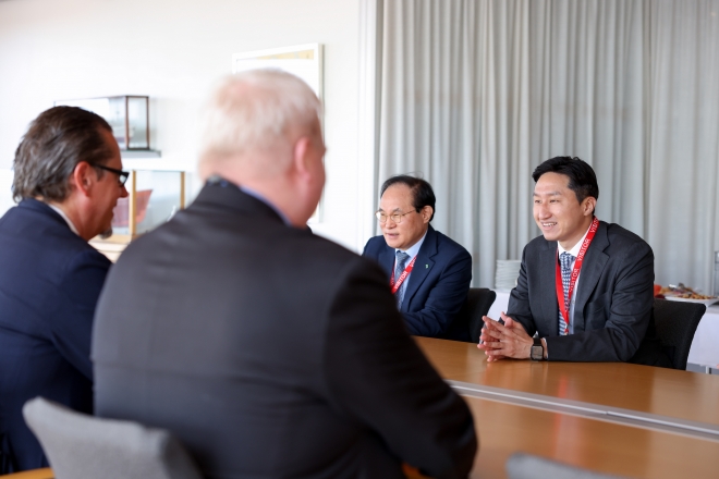 정기선(맨 오른쪽) HD현대 사장이 ‘노르시핑2023’ 기간 중 글로벌 선주들과 만나고 있다. HD현대 제공