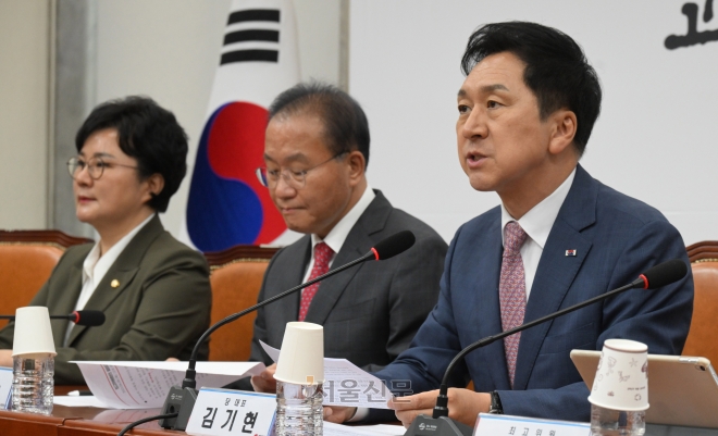김기현 (오른쪽) 국민의힘 대표가 8일 국회에서 열린 최고위원회의에서 모두발언을 하고 있다. 안주영 전문기자