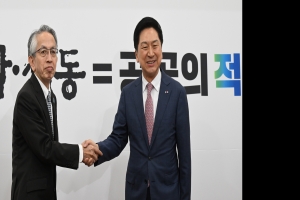 아이보시 고이치 주한일본대사와 악수하는 김기현 대표[서울포토]