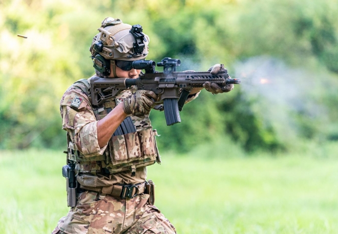 전투 적합 판정을 받아 채택된 SNT모티브의 STC16 특수작전용 기관단총을 한 병사가 사용하고 있다. SNT모티브제공