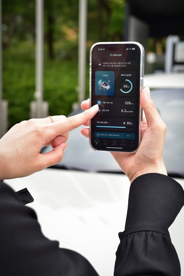 LG에너지솔루션의 전기차 배터리 관리 솔루션인  ‘B-Lifecare’를 스마트폰 앱으로 확인하는 모습. LG에너지솔루션 제공