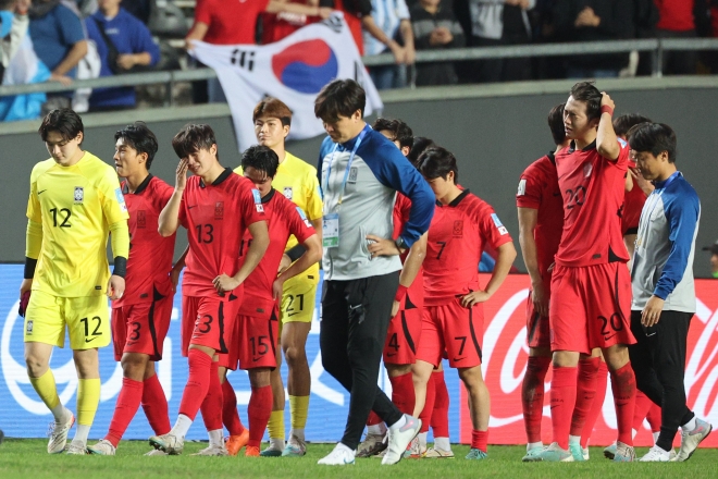 9일(현지시간) 아르헨티나 라플라타 스타디움에서 열린 2023 국제축구연맹(FIFA) 20세 이하(U-20) 월드컵 4강전 한국과 이탈리아의 경기에서 1-2로 패배한 한국 김은중 감독과 선수들이 아쉬워하고 있다.  연합뉴스
