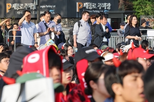 9일 오전 서울 종로구 광화문 광장에서 직장인들이 발길을 멈추고 U20 월드컵 준결승전을 시청하고 있다. 연합뉴스