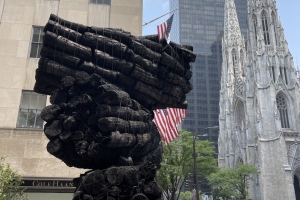 뉴욕 맨해튼 심장부에 솟은 6.5m 숯덩이..한국 미술 …
