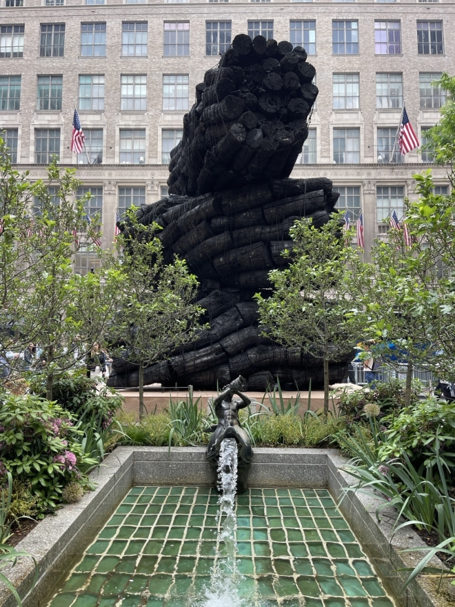 뉴욕 맨해튼 록펠러센터 채널가든에 전시된 이배 작가의 6.5m 짜리 숯 조각 작품 ‘불로부터(Issu du Feu)’ 조현화랑 제공