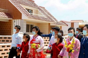 새집 마련에 기뻐하는 북한 농촌 주민들