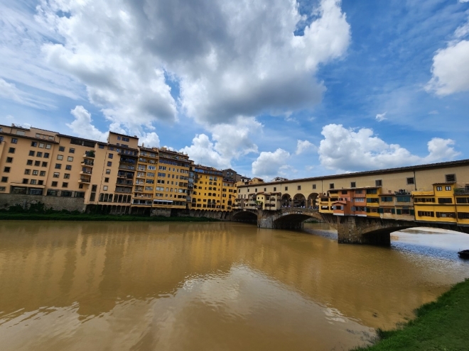 이탈리아 피렌체의 관광 명소 가운데 하나인 베키오 다리의 9일(현지시간) 모습. 왼편 건물들 자리 중 한 곳이 베스파시아노가 살던 집이 있던 자리다.